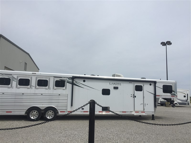 Used 2021 Lakota Trailers Horse Trailer Litchfield IL (322898)